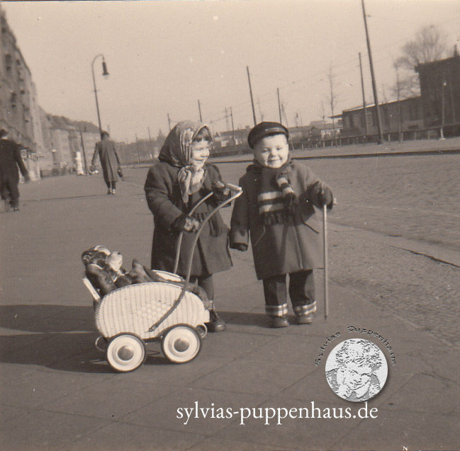 Kinder mit Puppenwagen und Teddy, 30er oder 40er Jahre