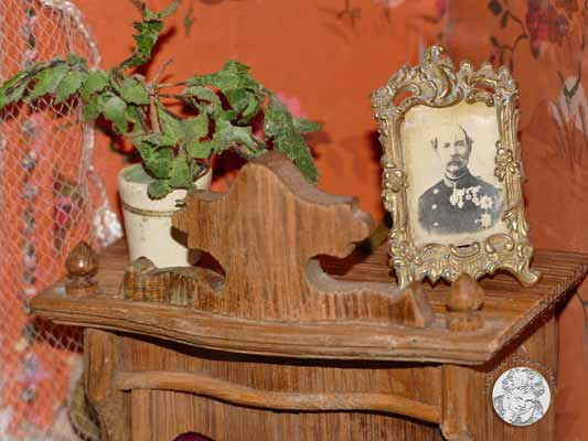 Jugendstil-Puppenstube mit Erker