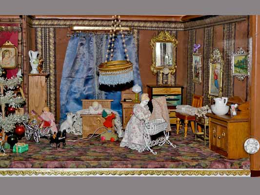 antike Gründerzeitstube mit Biedermeiersekretär