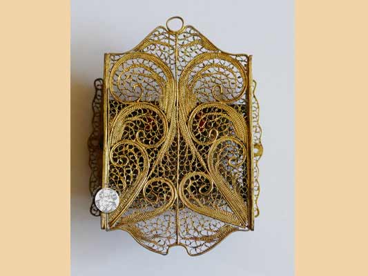 Filigran gearbeiteter Wandschrank mit Portwein, Rückseite