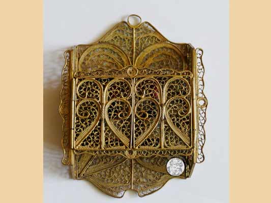 Filigran gearbeiteter Wandschrank mit Portwein