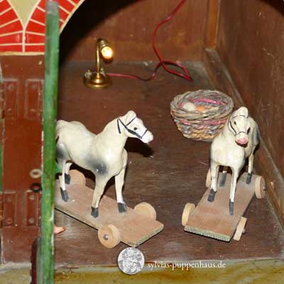 antikes Puppenhaus mit Pferdestall von um 1900