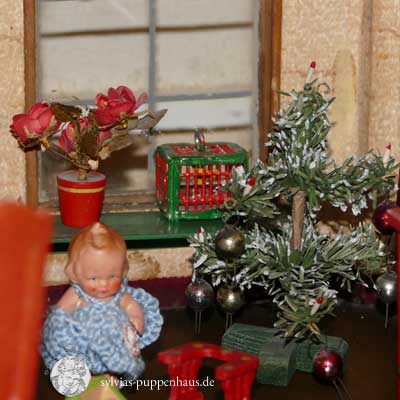 antikes Puppenhaus mit Pferdestall von um 1900