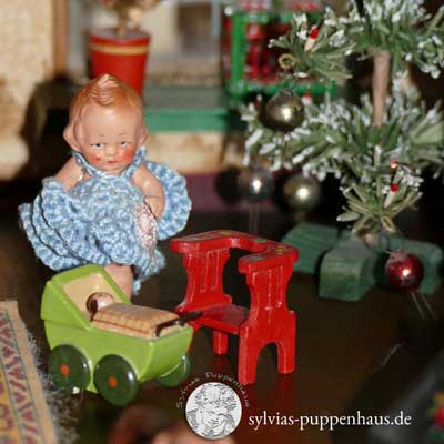 antikes Puppenhaus mit Pferdestall von um 1900