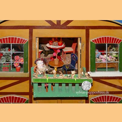 antikes Puppenhaus mit Pferdestall von um 1900