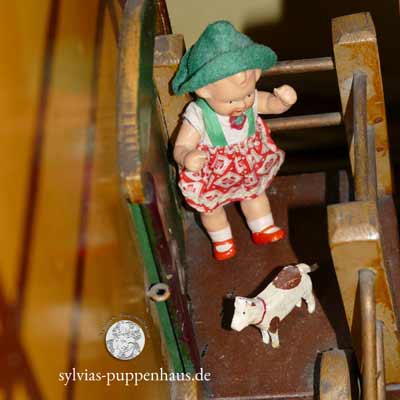 antikes Puppenhaus mit Pferdestall von um 1900