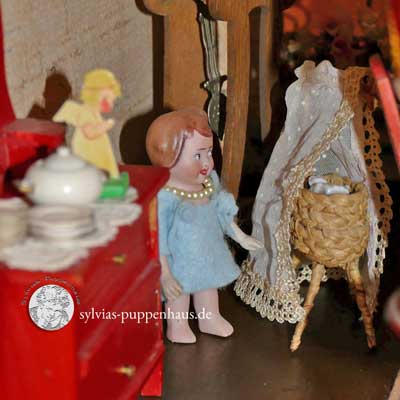 antikes Puppenhaus mit Pferdestall von um 1900