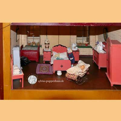 antikes Puppenhaus mit Pferdestall von um 1900