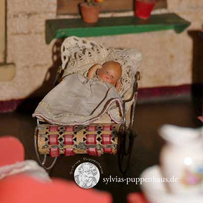 antikes Puppenhaus mit Pferdestall von um 1900