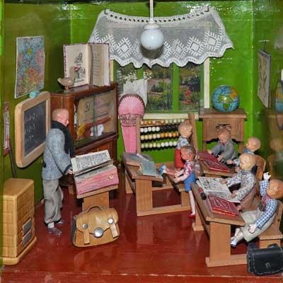 antike Puppenschule aus den 30er Jahren