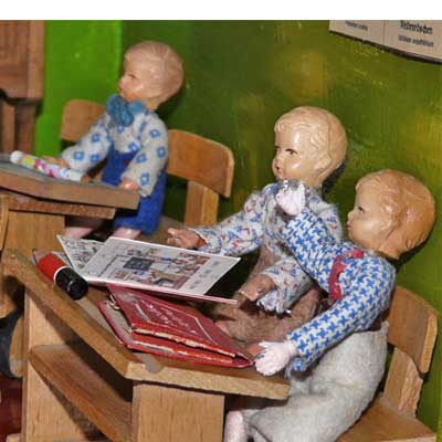 antike Puppenschule aus den 30er Jahren