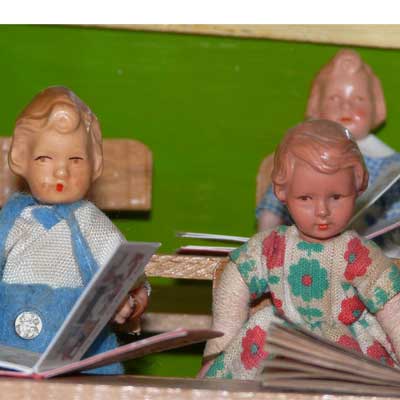 antike Puppenschule aus den 30er Jahren