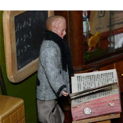 antike Puppenschule aus den 30er Jahren