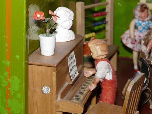 antike Puppenschule aus den 30er Jahren