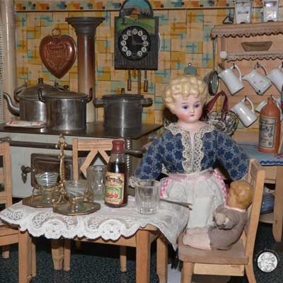 antike Puppenküche 20er Jahre - mit der orginalen Einrichtung