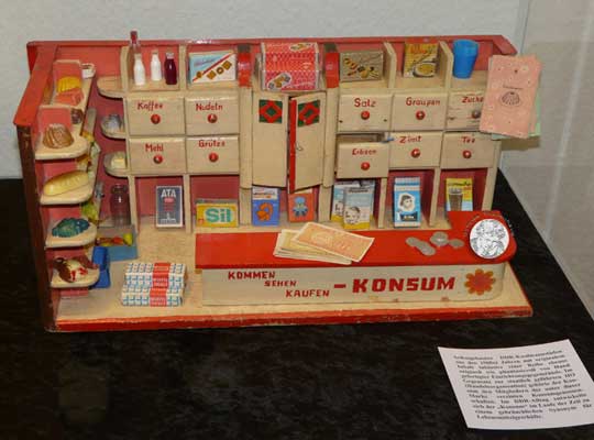 Selbstgebauter DDR-Kaufmannsladen