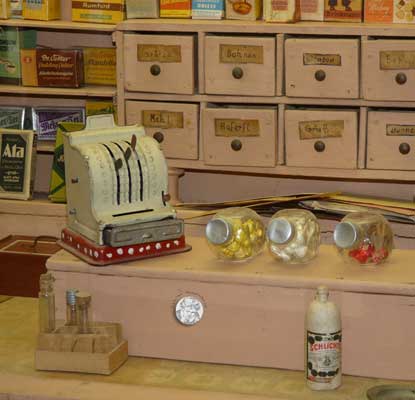 Kaufladen einfachster Bauart aus der Nachkriegszeit