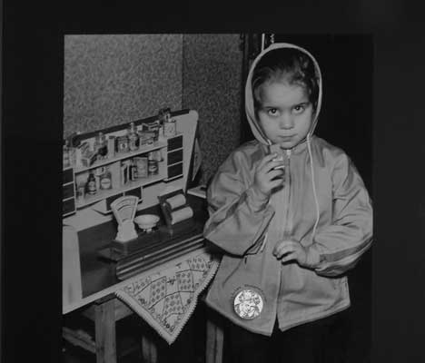 Originalfoto Kind mit Kaufmannsladen