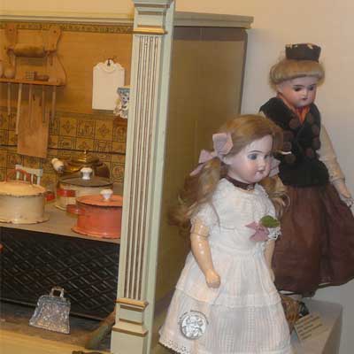 links Puppe von Armand Marseille