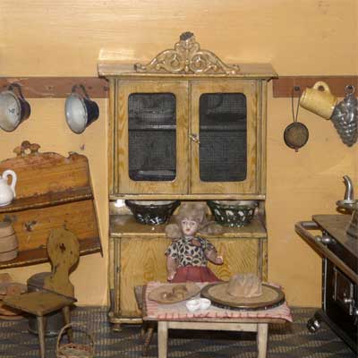 Küche von 1856 mit Blechmöbeln