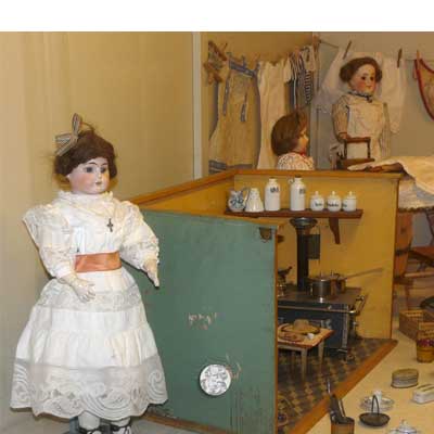 Küche von 1856 mit Blechmöbeln