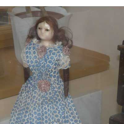 Sehr alte Puppe mit Stoffkörper - Nessel, Wachstucharmen und Wachskopf, 1. Hälfte 19. Jh. - Bild 1