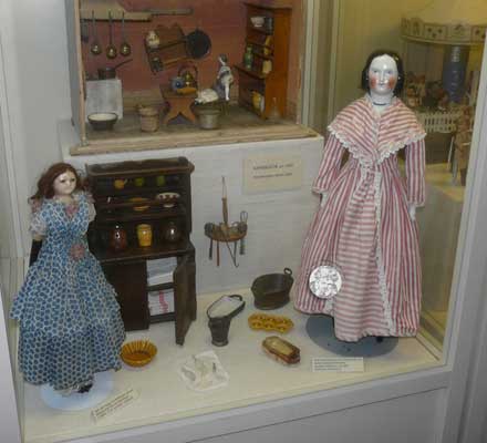 rechts Puppe von um 1850, Hersteller unbekannt