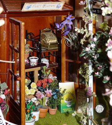 Der Garten mit Blumenladen links vom Haus