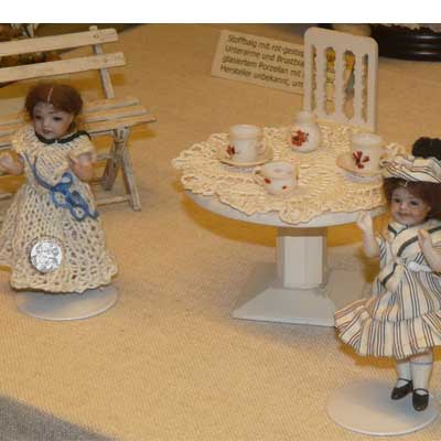 links von der Puppenstube von um 1920