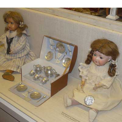 rechts: Fa. Heubach Köppelsdorf um 1910