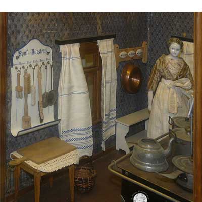 Puppenstube, Gründerzeit, um 1880, außergewönliche Laubsägemöbel aus Böhmen