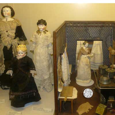 Puppenstube, Gründerzeit, um 1880, außergewönliche Laubsägemöbel aus Böhmen