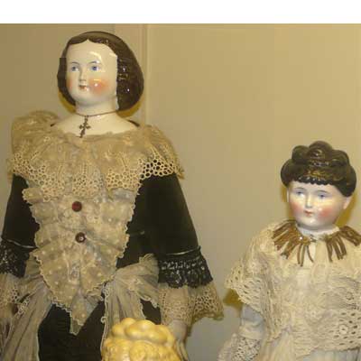 unten links seltener Brustblattkopf aus Parianporzellan, Lederbalg, um 1870