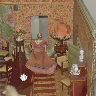 Jugendstilsalon mit dunkelroten Möbeln, um 1895/1900