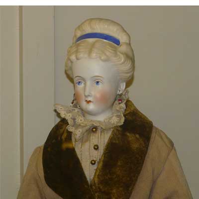 Brustblattkopf aus Parianporzellan, Ziegenlederbald, Lederhände, um 1860