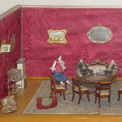 Puppensalon im Neo-Rokokostil um 1850, Polstermöbel mit Damast bespannt (handbemalt)