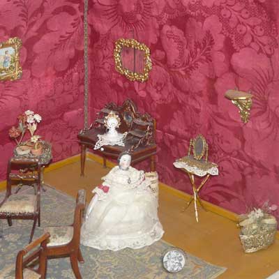 Puppensalon im Neo-Rokokostil um 1850, Polstermöbel mit Damast bespannt (handbemalt)