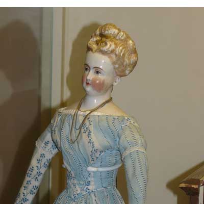 Brustblattkopf  mit einmodelliertem Goldschmuck im Haar,
Ziegenlederbalg, Originalkleidung, um 1860