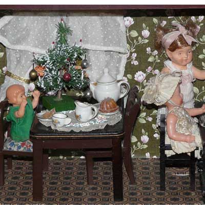 20er-Jahre-Wohnzimmer, noch mit Repro-Tapete