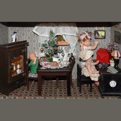 20er-Jahre-Wohnzimmer mit antiker Puppenstubentapete an der Wand