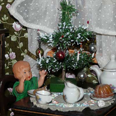 20er-Jahre-Wohnzimmer, noch mit Repro-Tapete