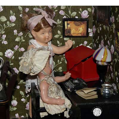 20er-Jahre-Wohnzimmer, noch mit Repro-Tapete