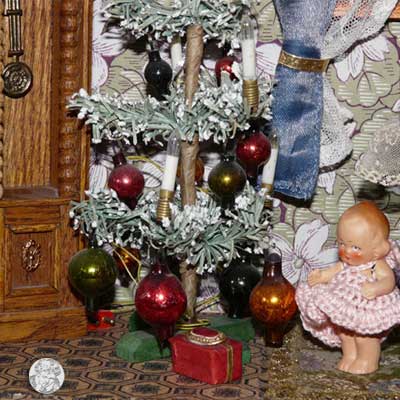 Gründerzeitstube mit Püppchen von Hertwig und Co