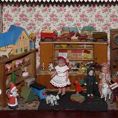 Museum, linke Vitrine, mit antikem Zubehör