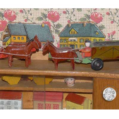 Museum, linke Vitrine, mit antikem Zubehör