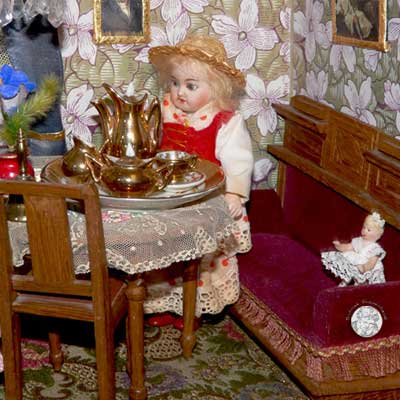 Gründerzeitstube mit kleiner Französin von vor 1900