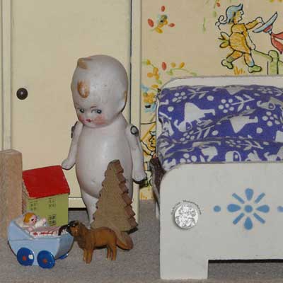 20er-Jahre-Schlafzimmer mit antiken Kewpies