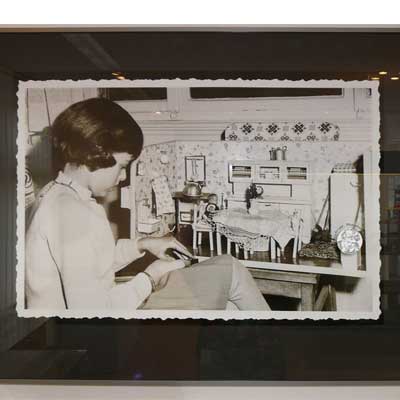 Originalfoto Kind mit Puppenküche