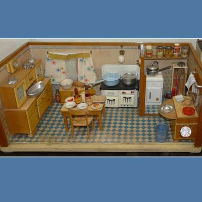 Küche um 1955, Gehäuse und Kühlschrank DDR, Möbel und Herd BRD