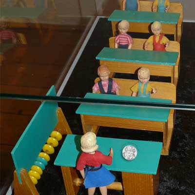 Puppenschule mit Schleich-Biegepüppchen